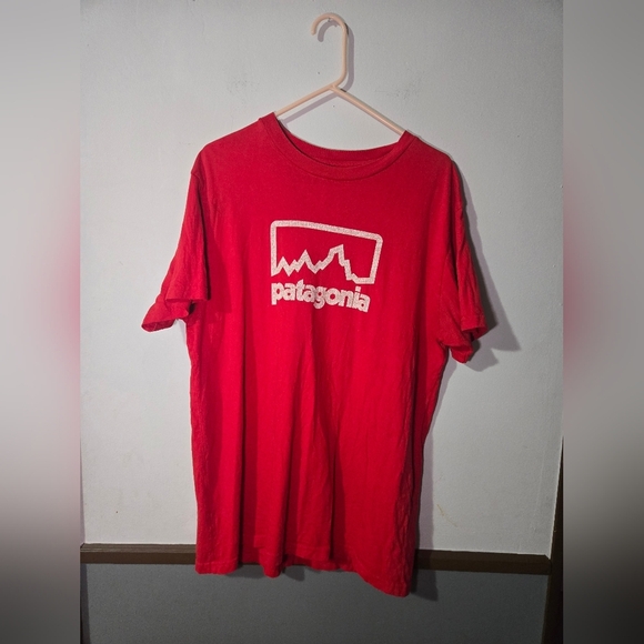 Patagonia Men's Shirt Large Slim Fit Red Organic Cotton Graphic Logo - Picture 1 of 4